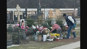 Разговаривает с любимой и тихо плачет: Петр Чернышев не сдержал эмоций у могилы Анастасии Заворотнюк