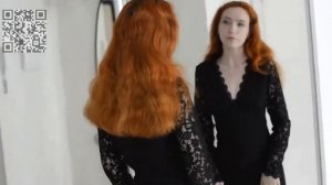 Молодая девушка у зеркала.