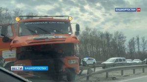 Поливомоечная машина врезалась в ограждение на выезде из Уфы