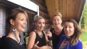 4 красивых девушек поют песню