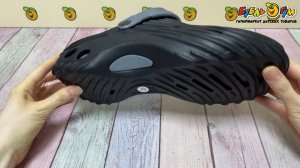 352706 Шлепанцы Tiburon пляжные с серым ремешком перфорацией и рельефной подошвой черные