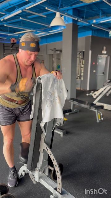 Качаем плечи. Поочередные махи с гантелями.