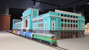 Прибытие поезда на макете вокзала Новосибирск главный