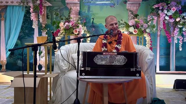 История про Амбариши Махараджа. Секретарша в офисе: "Это что секта?"