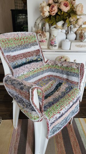 Связала крючком НАКИДКУ на пластиковый стул из ХБ тканей! #коврикизлоскутов # чехолнастул #crochet