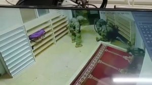 israelies atacando a palestino indefenso.