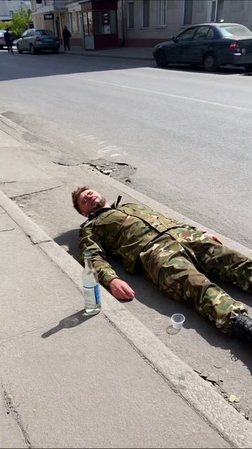 На краю — заброшенные надежды солдата #безысходность #утрата #падение