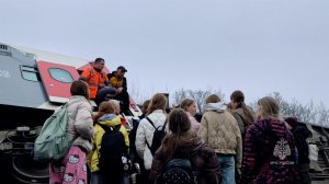 Новое видео с места схода вагонов в Ульяновской области показали в МЧС.
