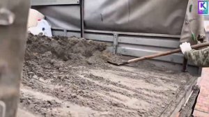 В Керчи на детских площадках в песочницах обновляют песок