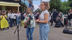 Девчонки классно поют на улице