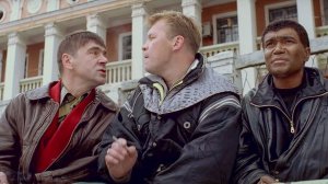 Эфиоп (на трибуне стадиона) отрывок из фильма Жмурки 2005