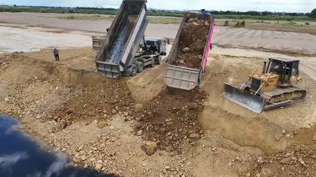 Risk Activities Heavy Dump Truck Back Dumping Stone Soil Repairing Landslide- Deep Water Landfilling