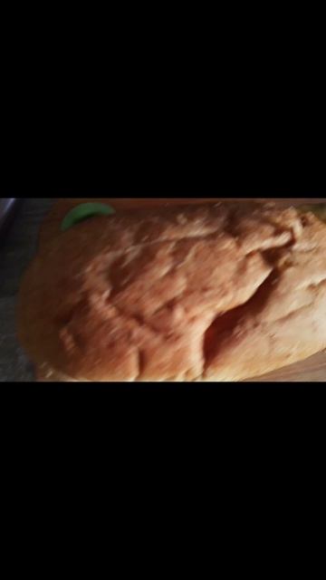 картофельная булочка с луком и сосиской