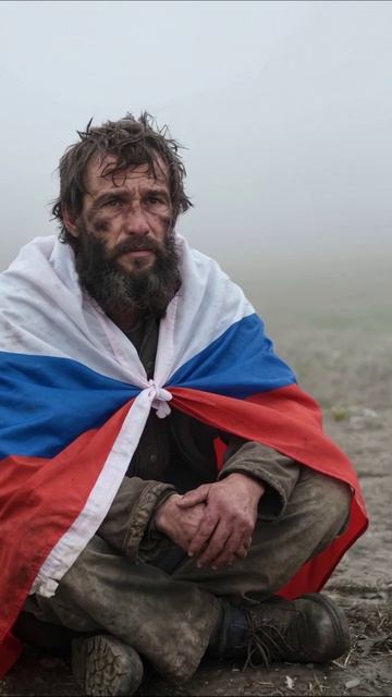 Потерянные надежды: бездомный под российским флагом #бездомность #потерянныенадежды #россия
