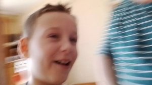 Угадай под какой подушкой спрятано печенье oreo я его получу?