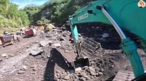 Строительство, экскаватор копает песок