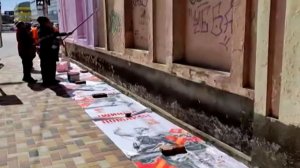 «Вы понимаете, что делаете?»: В Ставрополе рабочие топтали плакаты с героями ВОВ