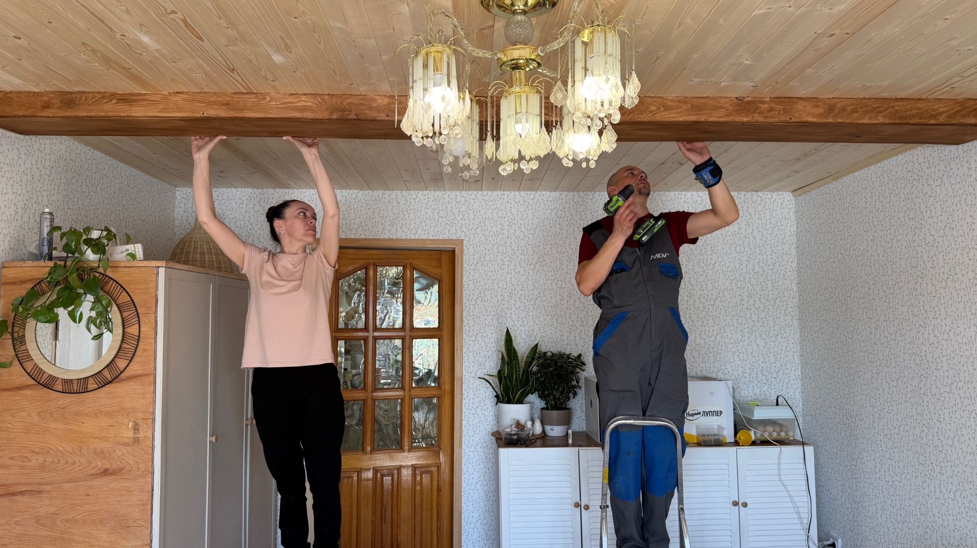 ДОМ, В КОТОРЫЙ ХОЧЕТСЯ ВЕРНУТЬСЯ/РОДНЯ НАМ СТРОИТЬ И ЖИТЬ ПОМОГАЕТ/ОБНОВИЛИ ПОТОЛОК И ВЫДЕЛИЛИ БАЛКИ