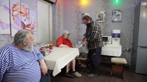 Холодильники у родителей пенсионеров опустели Сын сбегал в магазин и купил маленько покушать