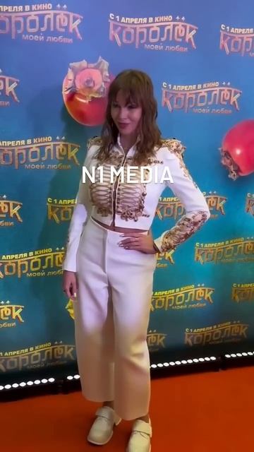 Бывшая жена Дмитрия Диброва на премьере фильма позирует фотографам. Нравится Полина Диброва?