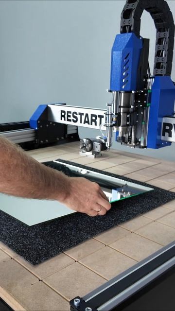 У нас доступны множество опций, одна из них -  флюгерный стеклорез. Savinsname