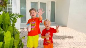 Крис и Ники играют в мамином грузовике с мороженым