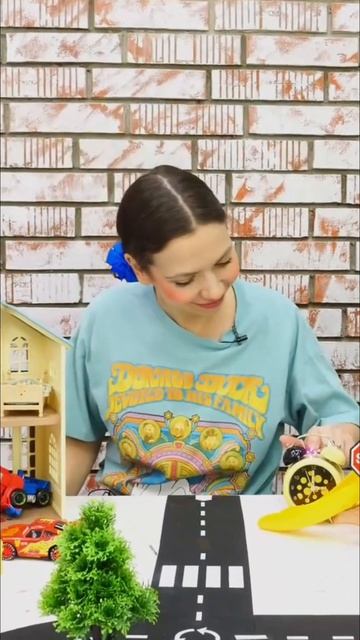 Игрушки испачкали улицу красками 😅🎨🖌️ #машинки #игрушки #весело