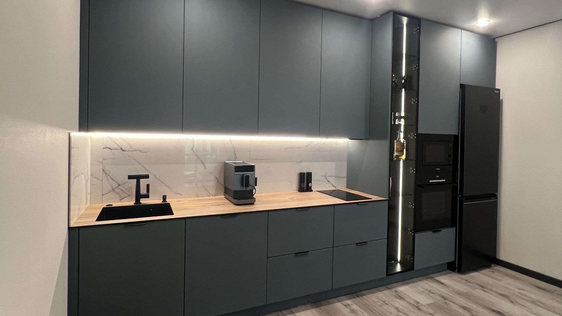 Обзор кухни гостиной в доме "Крона"