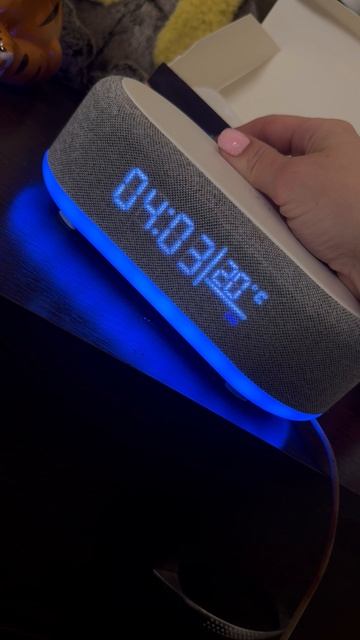 Настольные часы с подсветкой и беспроводной зарядкой