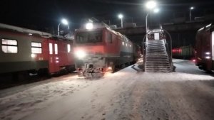 2ЭС6-851 следует резервом