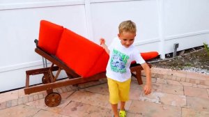 Влад и Никита строят детский надувной домик