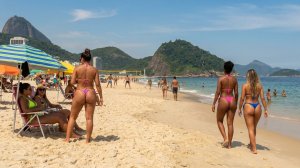 Шикарная девушка плюссайз в мини бикини на отдыхе