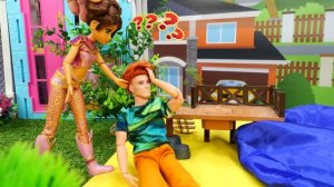 Русалочка оказывается в гостях у Кена! Каково ей на суше?