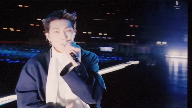 На выходных были в кино ,смотрели фильм камбек БТС