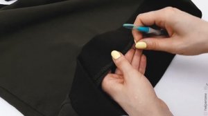 Как заправить нити в конце строчки