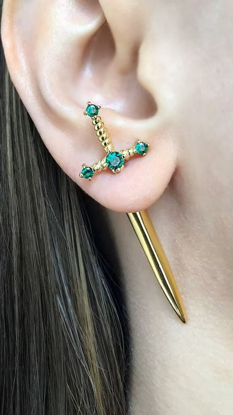 Золотистые серьги‑джекеты "Кинжал с сияющими зелеными фианитами на рукоятке" от StarfallShop