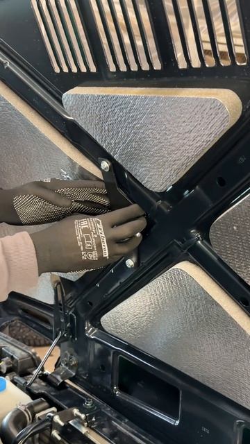 Ставим упоры капота PNEUMATIC на НИВУ