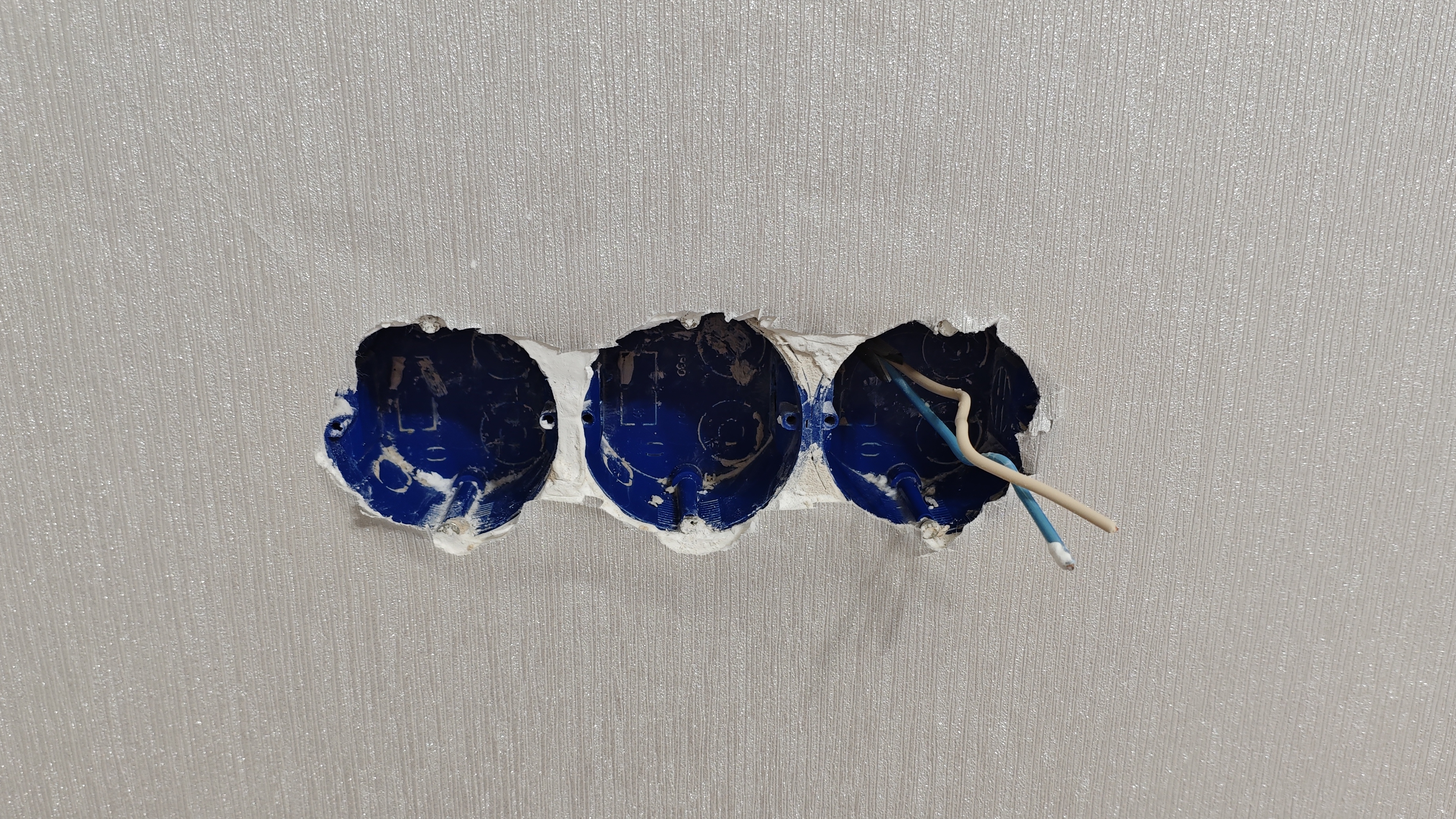 Как подключить три розетки к двум проводам без земли 