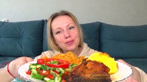 Мукбанг от Яновны капуста тушеная, бедра куры запеченные, картошка в мундире, салат овощной. Еда