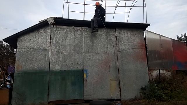 Простой спуск по верёвке с девятого этажа или с пятого при пожаре.