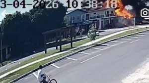 Самолёт влетел в жилой дом в Бразилии, после чего произошли взрыв и пожар.

Пилот и три пассажира...