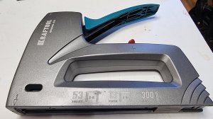 Степлер строительный универсальный Kraftool.  Полная проверка.