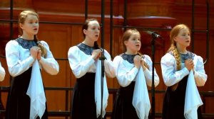 Осеняла крестным знамением