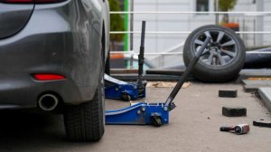 Выездные автомастера требуют десятки тысяч рублей за проколотое колесо