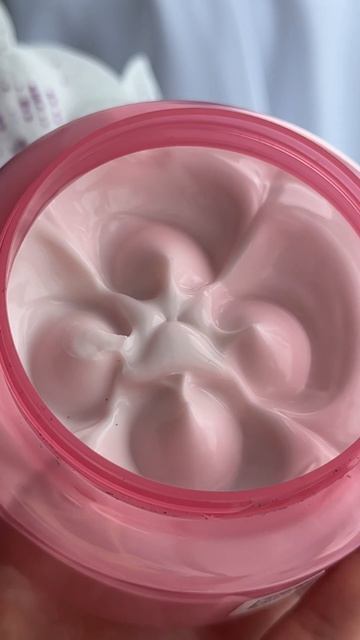 Роскошная линейка средств для тела, насыщенная эфирными маслами и чарующими ароматами.🌹