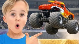 Дети играют с машинками и посещают шоу Monster Jam смотреть онлайн