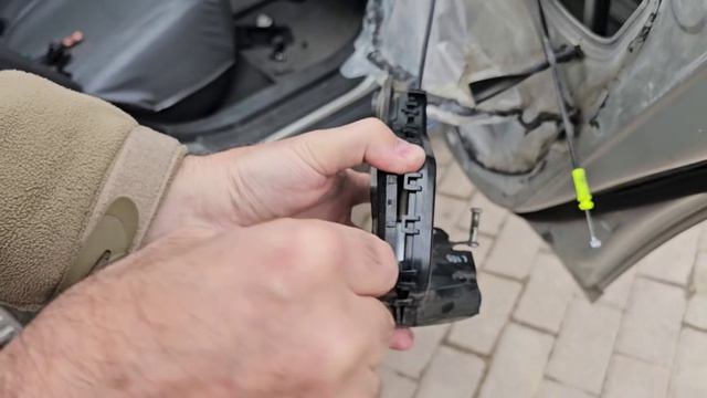 Toyota Avensis ремонт электропривода замков задних дверей