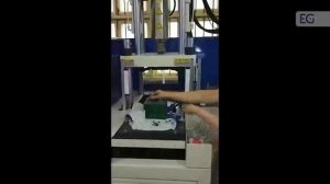 Вертикальный термопластавтомат с челночным столом TA-400 LS