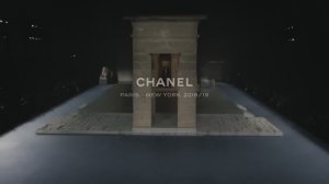 Показ женской коллекции Chanel Métiers d’art 2018-2019