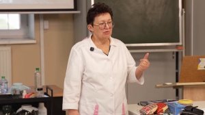 Врач показывает схему работы со свечами, при хроническом воспалении кишечника